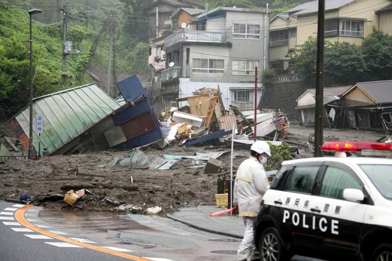 日本熱海發生大規模土石流 捲走許多房子！　至少20失蹤2傷重